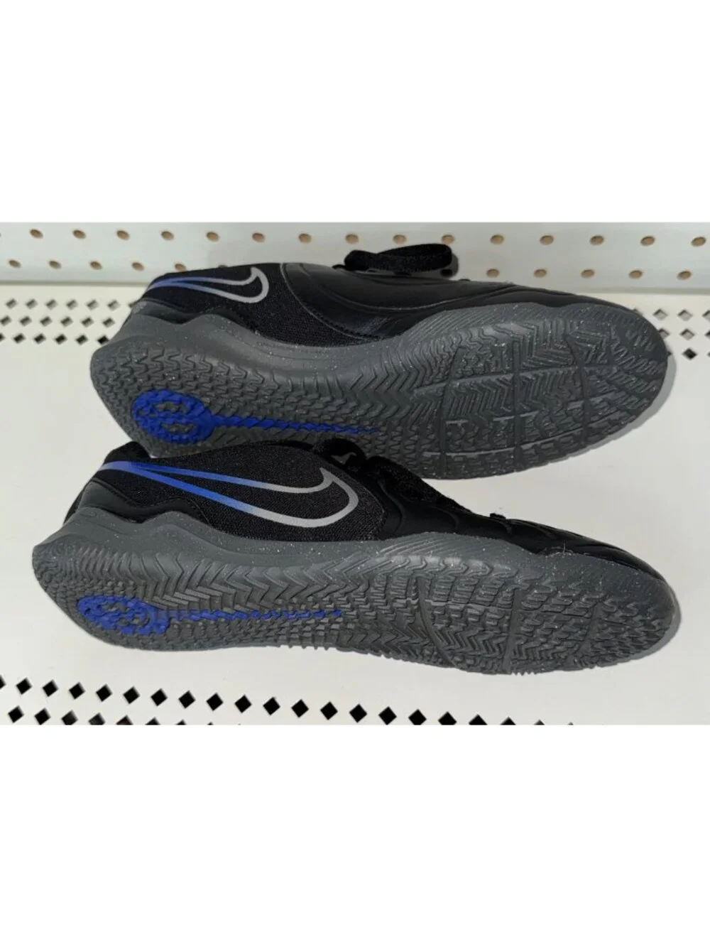Nike Tiempo Legend 10 Club IC Boys Youth Indoor Soccer Turf Shoes Size 5.5Y